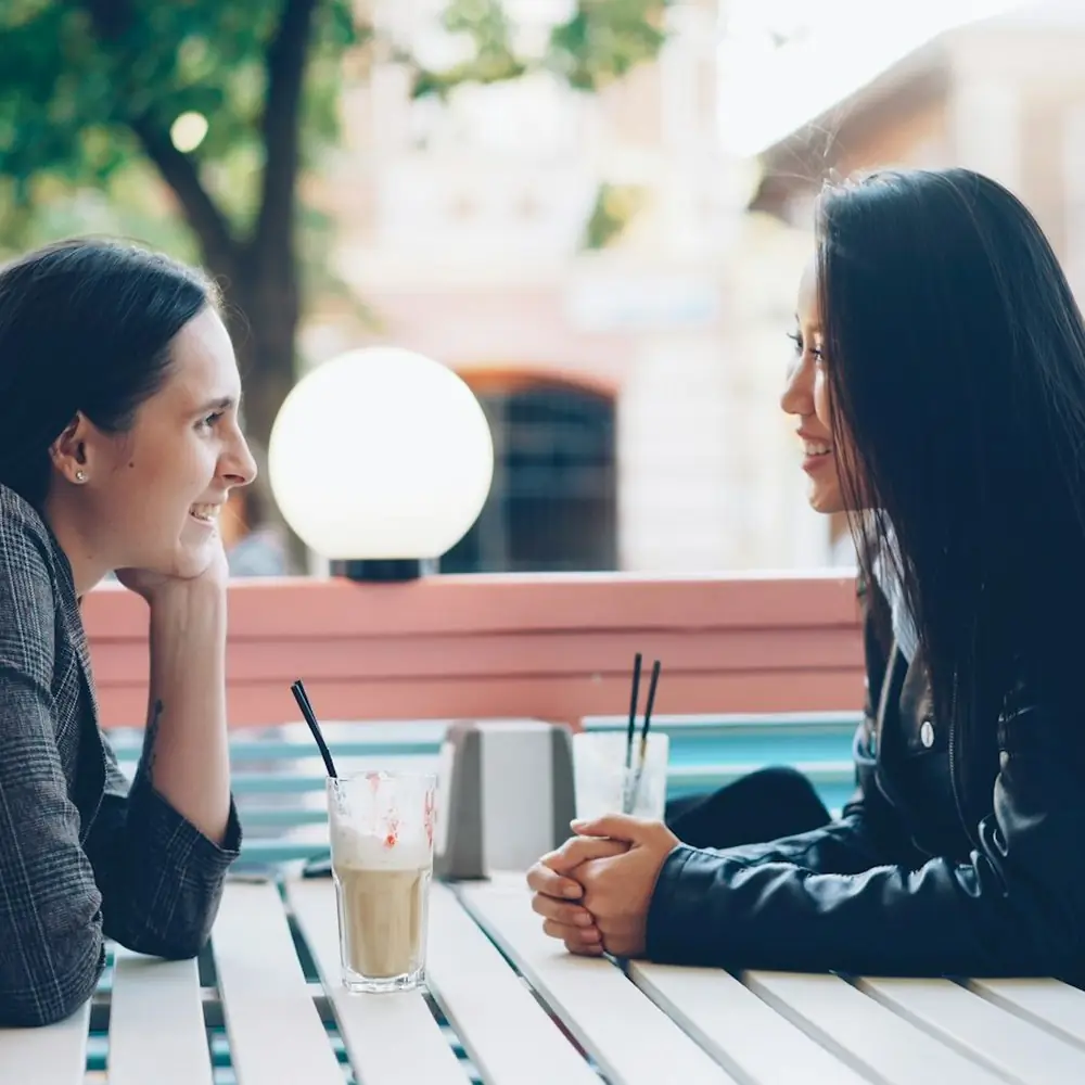 Twee vrienden in gesprek op een terras